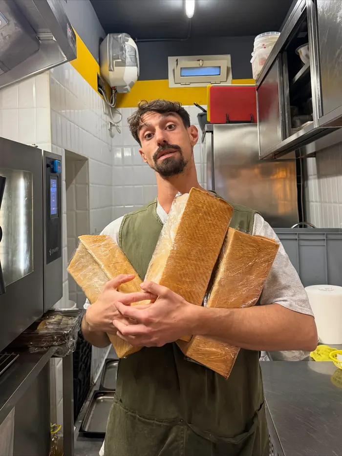 Lo chef con tre filoni di shokupan appena sfornati