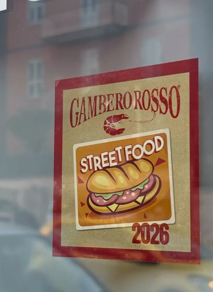 L'adesivo Gambero Rosso Street Food 2026 sulla vetrina del locale